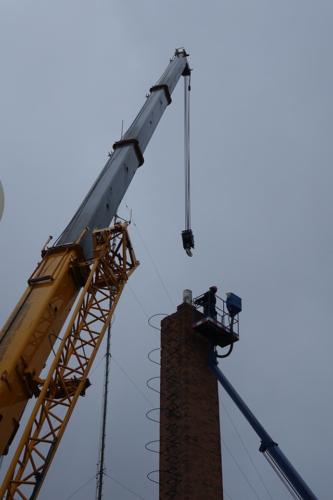 30 méteres daruval kezdték meg a kéménybontást a művelődési házon Kiskunmajsán 1